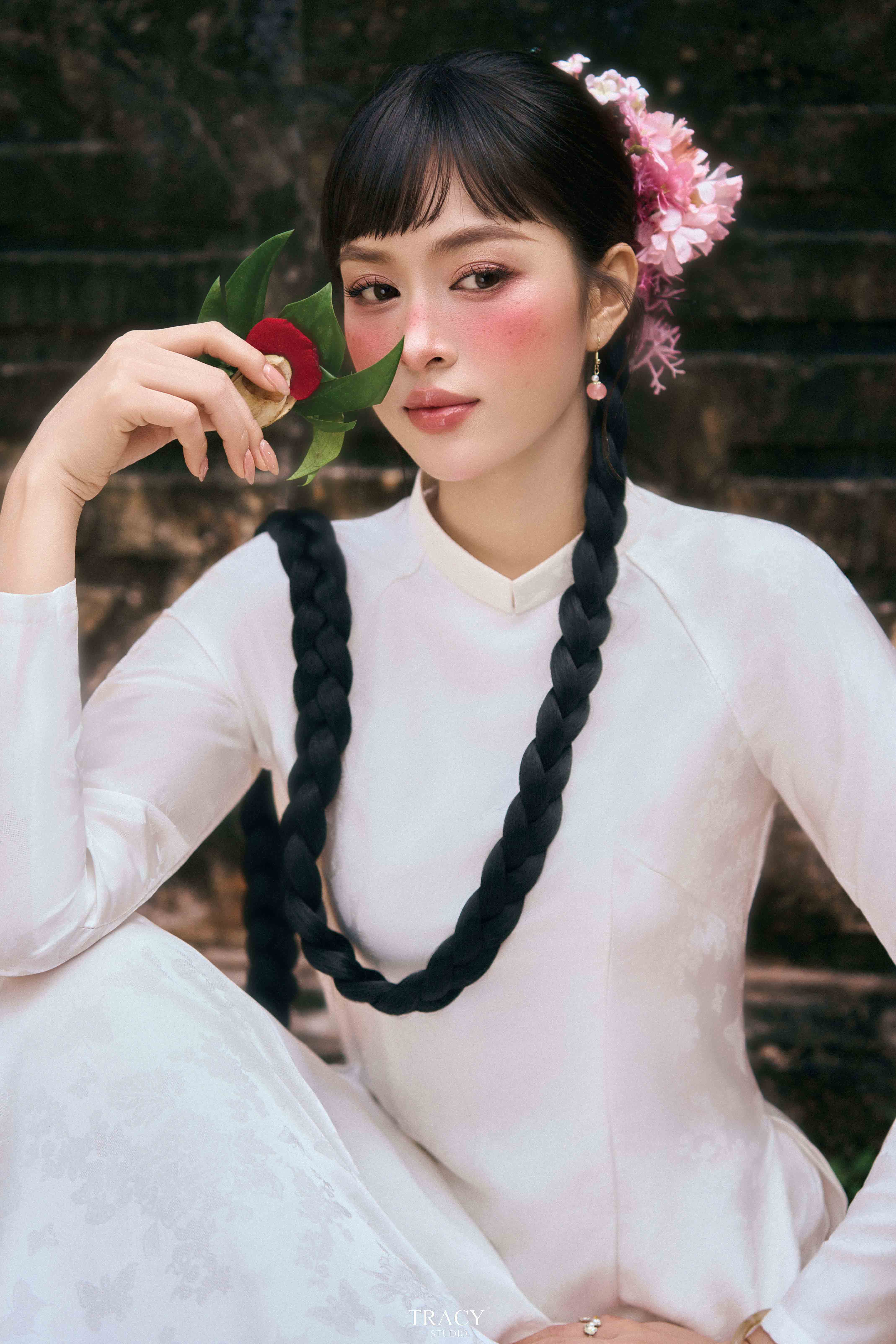 frontend/img/gallery/anh-tet-yem-ao-dai/tracy-studio-chup-concept-ao-dai-chu-oanh (8).jpg